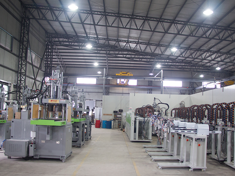 大型液（yè）態矽橡膠設（shè）備生產車間